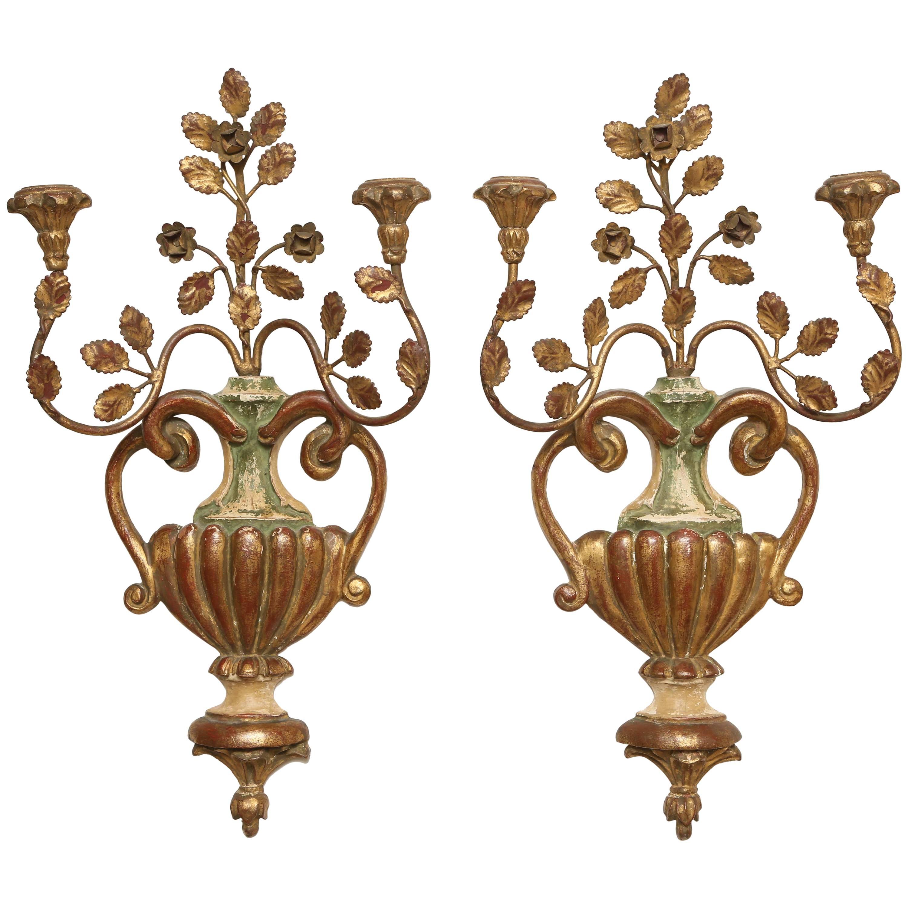 Paire d'appliques en forme d'urne en bois doré et métal Palladio