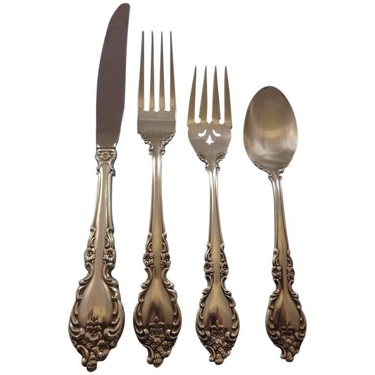 Navigation menu This Oneida stainless steel flatware is the Castle pattern, a simple but elegant style. You get 8 EACH of the dinner knives, dinner forks, salad forks, teaspoons and soup spoons. Instructions for use and cleaning will be enclosed with the flatware.