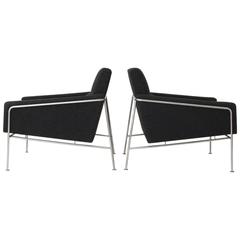 Pair of Arne Jacobsen Lounge Chairs Model 3300 for Fritz Hansen