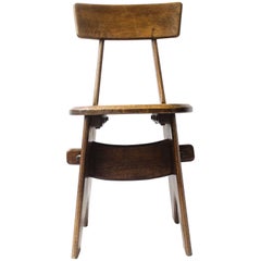 Une chaise en chêne Arts & Crafts dans le style de E W Pugin avec une construction en chevilles