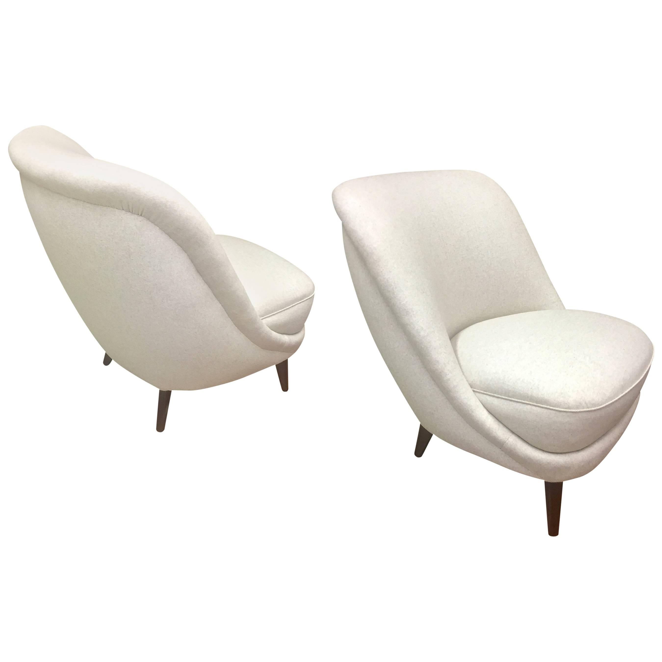 In the Style of Gio Ponti Pair of Elegant Slipper Chair Covered in Neutral Wool