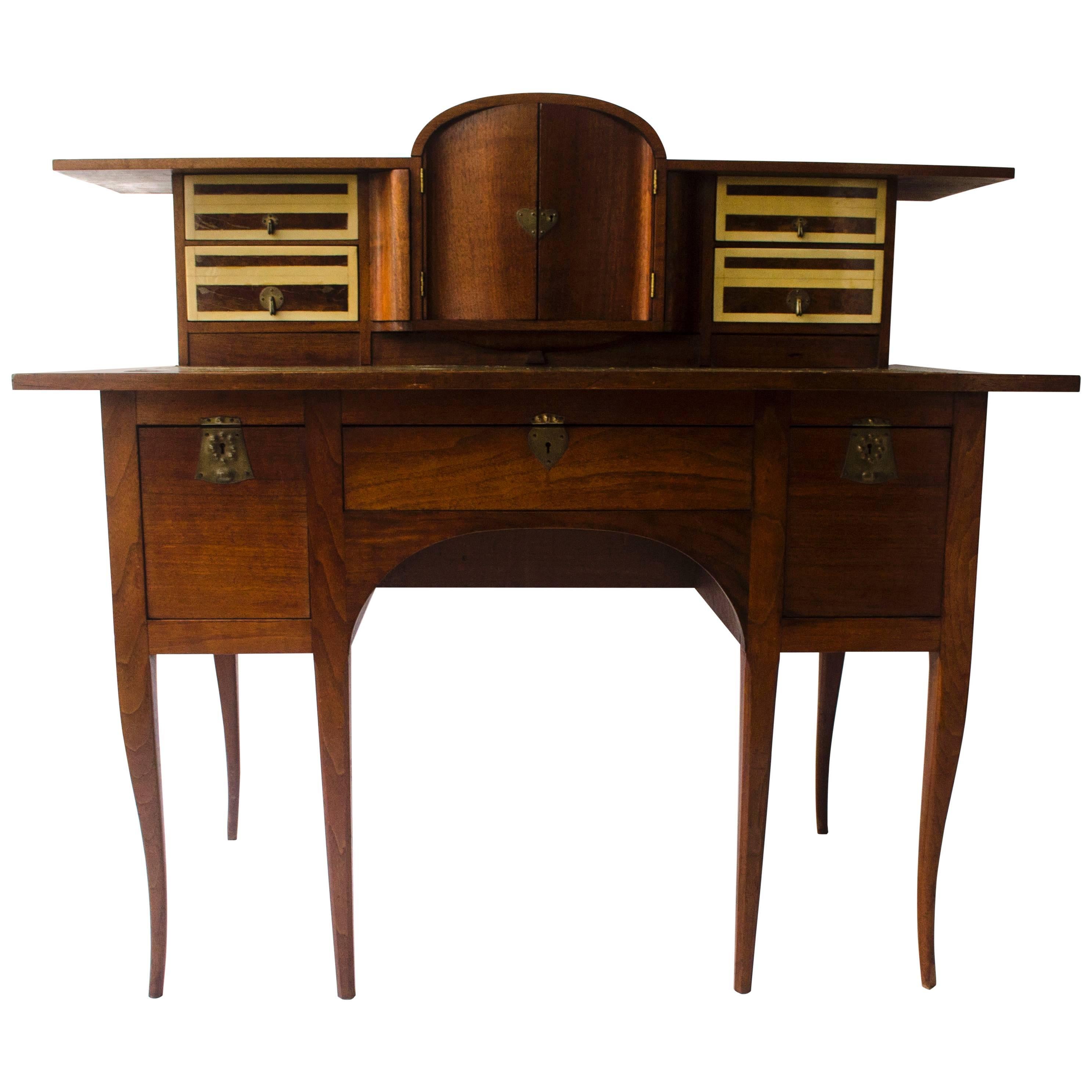 George Walton. Arts and Crafts-Schreibtisch aus Nussbaumholz mit geheimen Schubladen und Herzschnitzereien