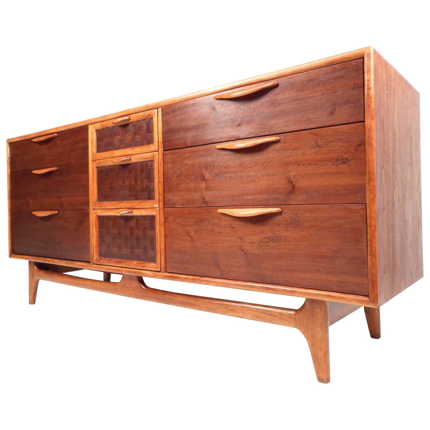 MidCentury Modern Walnut Dresser by Warren Church for Lane For Sale at 1stdibs