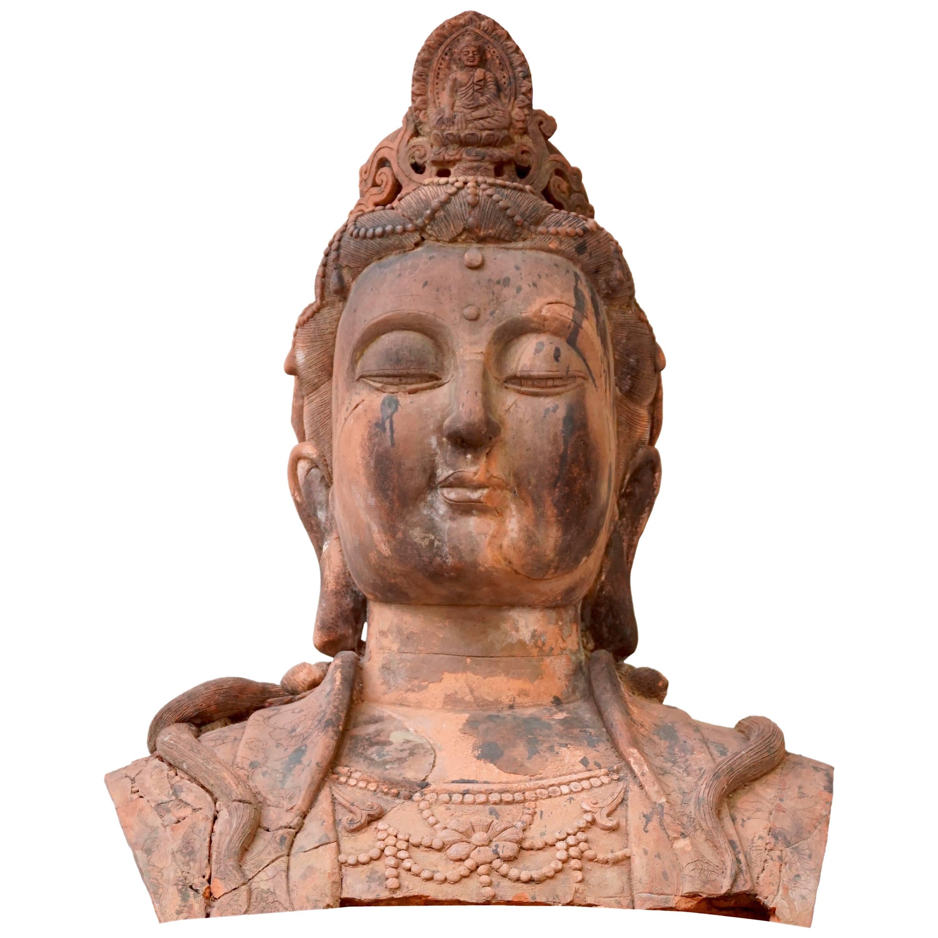 Buste de Bouddha en terre cuite plus grand que nature représentant Guanyin, début du 20e siècle, Chine en vente