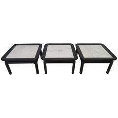 Superbe ensemble de trois tables d'appoint en marbre de style Harvey Probber, mi-siècle moderne