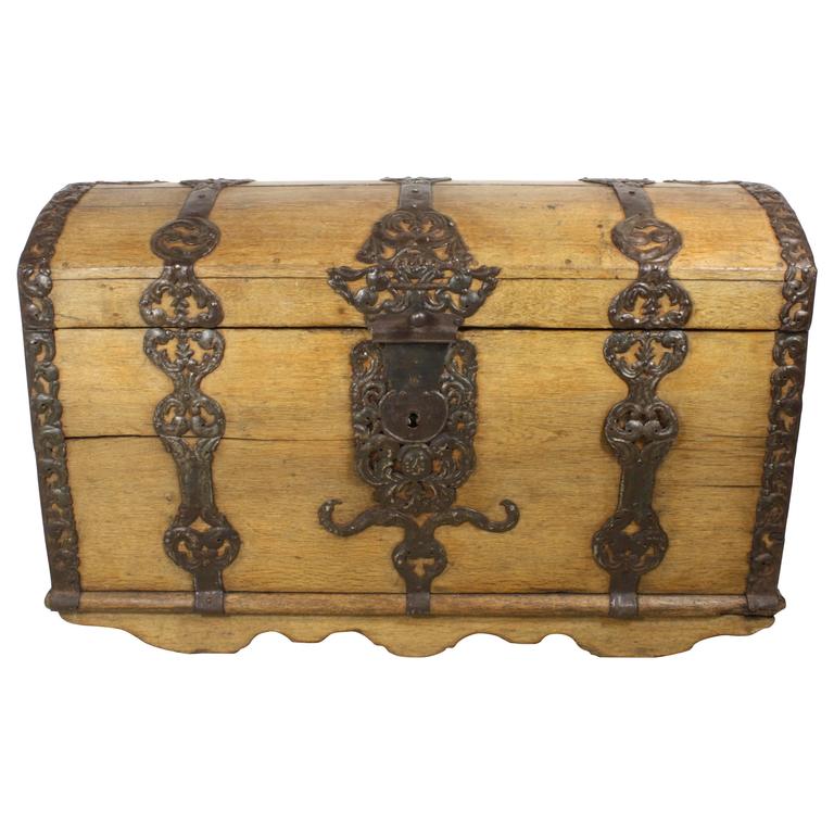 17th Century Dutch Oak Sea Chest For Sale at 1stdibs