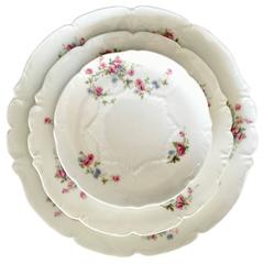 1920's Limoge France 42 - Piece Set Of Dinnerware "Scattered Roses" (en anglais)