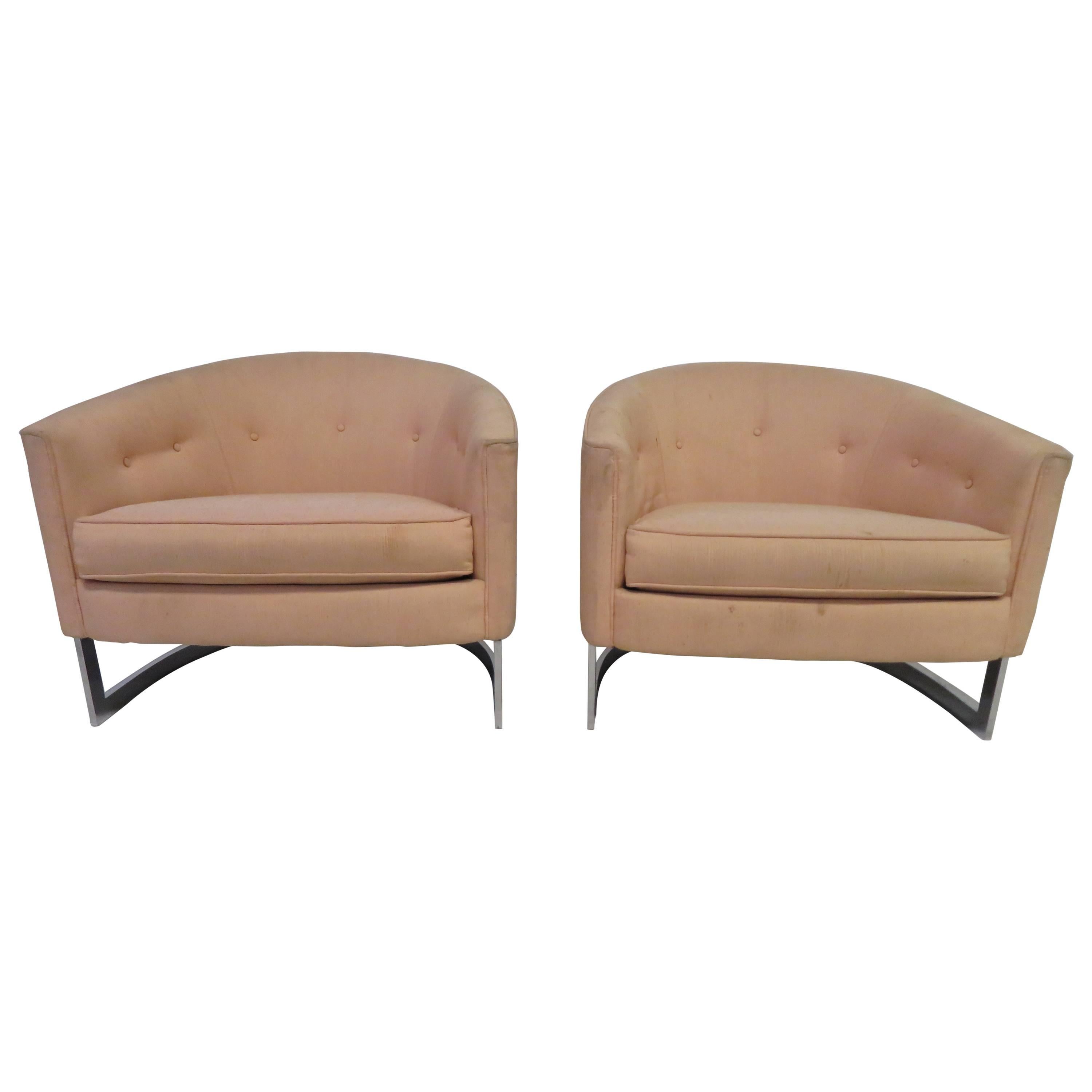 Jolie paire de chaises à dossier baril et base chromée de style Milo Baughman