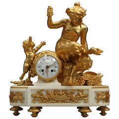 Horloge française en bronze doré et marbre blanc de style Louis XVI de François Linke