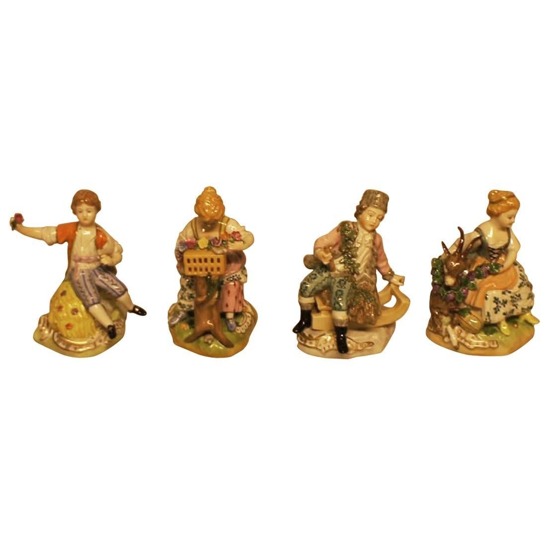 Quatre figurines allemandes en Dresden Porcelain avec technique de surglaçage
