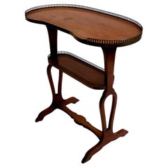Französischer gestufter Tabletttisch aus Mahagoni mit Galerie aus Messing