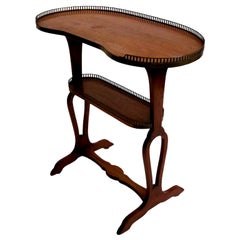 Table à étages en acajou avec galerie en laiton