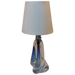 Petite lampe de table bleu cobalt par Val St. Lambert avec abat-jour en soie personnalisé