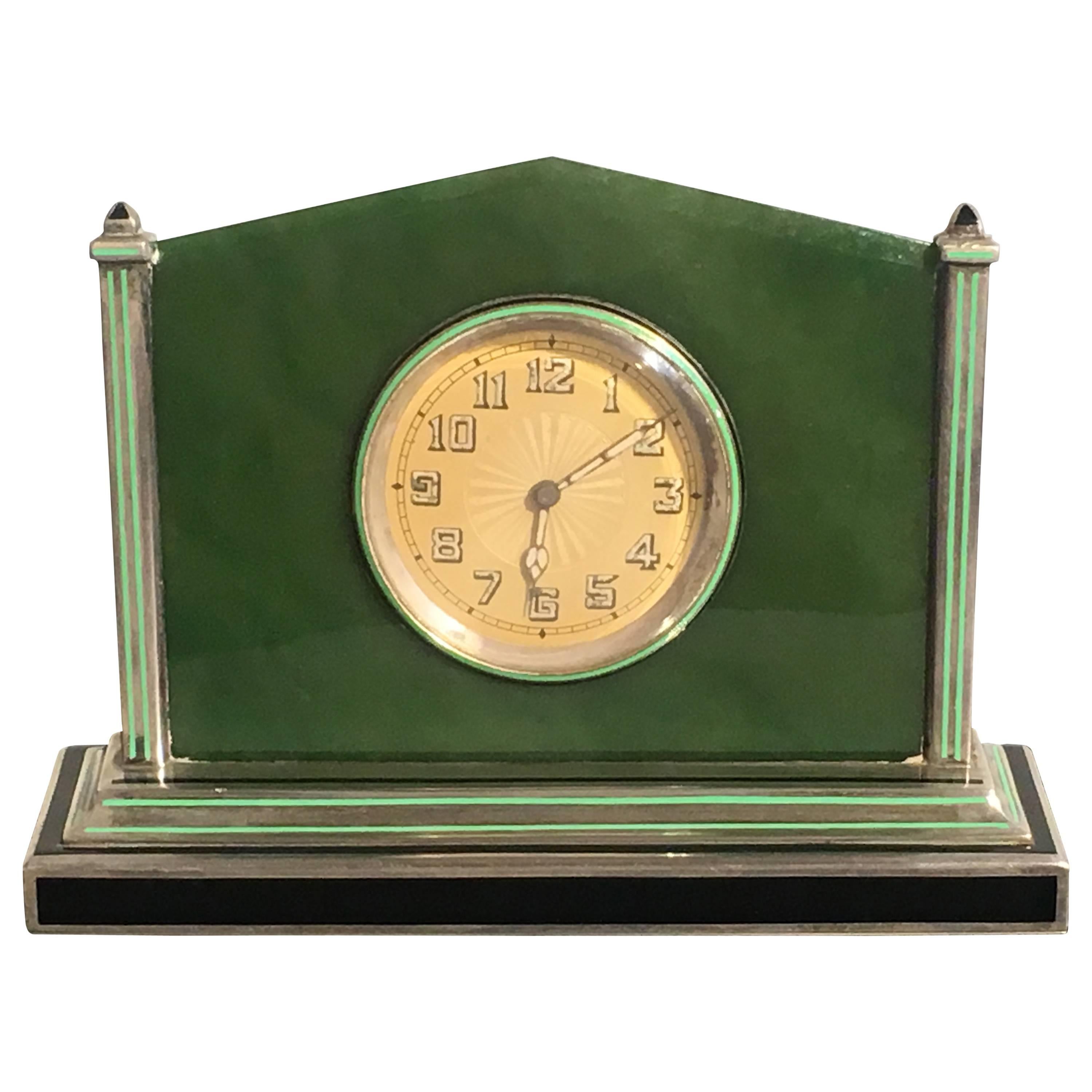 Horloge de bureau Art Déco en jade argenté et émail en vente