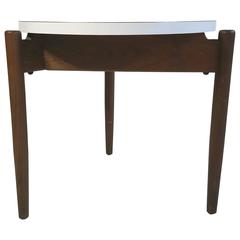Mesa auxiliar modernista, nogal y laminado, diseñada por Jens Risom