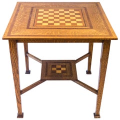 Liberty & Co attribué:: Une table d'échecs en chêne Arts & Crafts