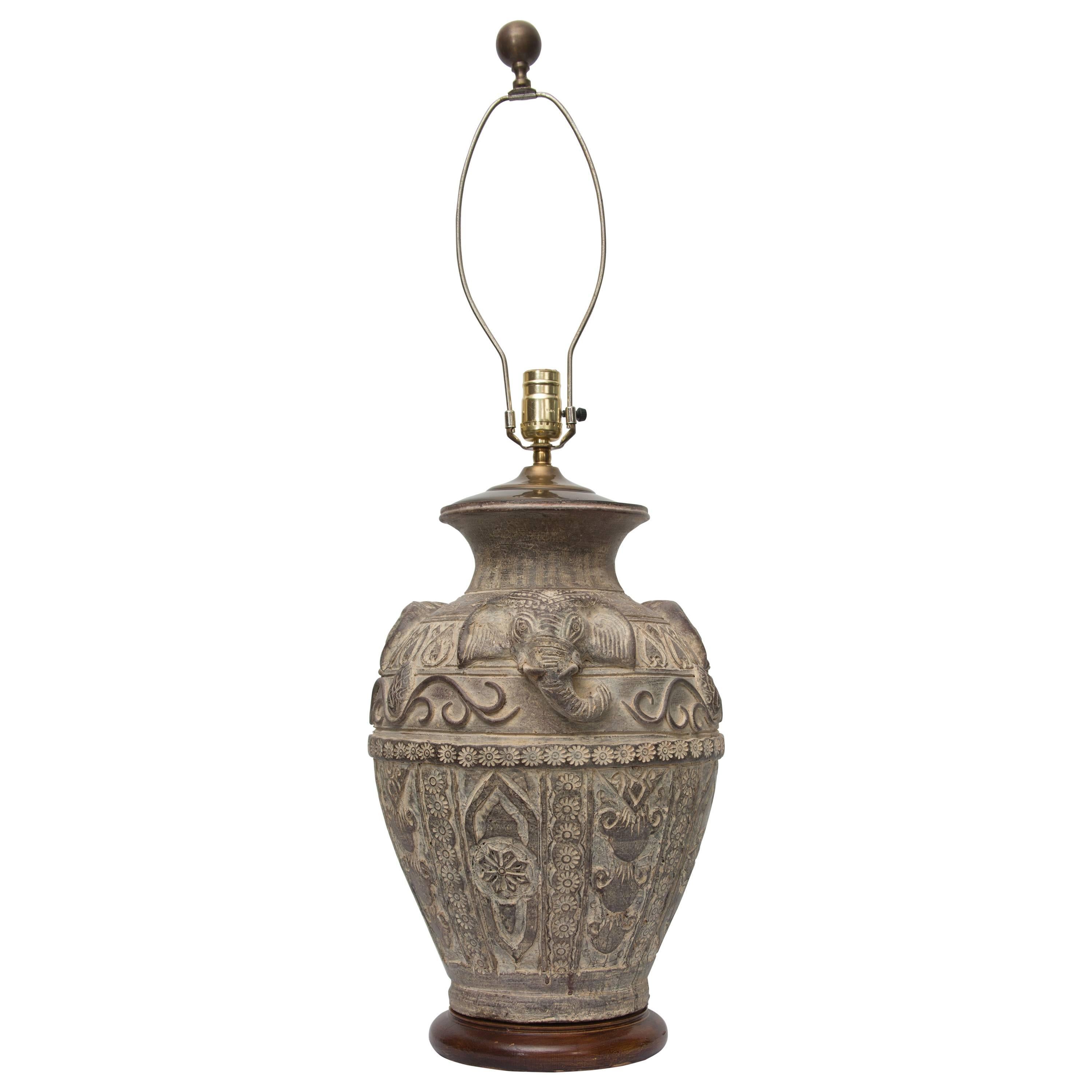 Vase en poterie de terre cuite tribale à base de argile comme lampe en vente