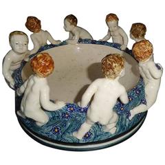 Fine Antique Cherubs Putti Blue Porcelain Bowl:: 15 pouces de diamètre