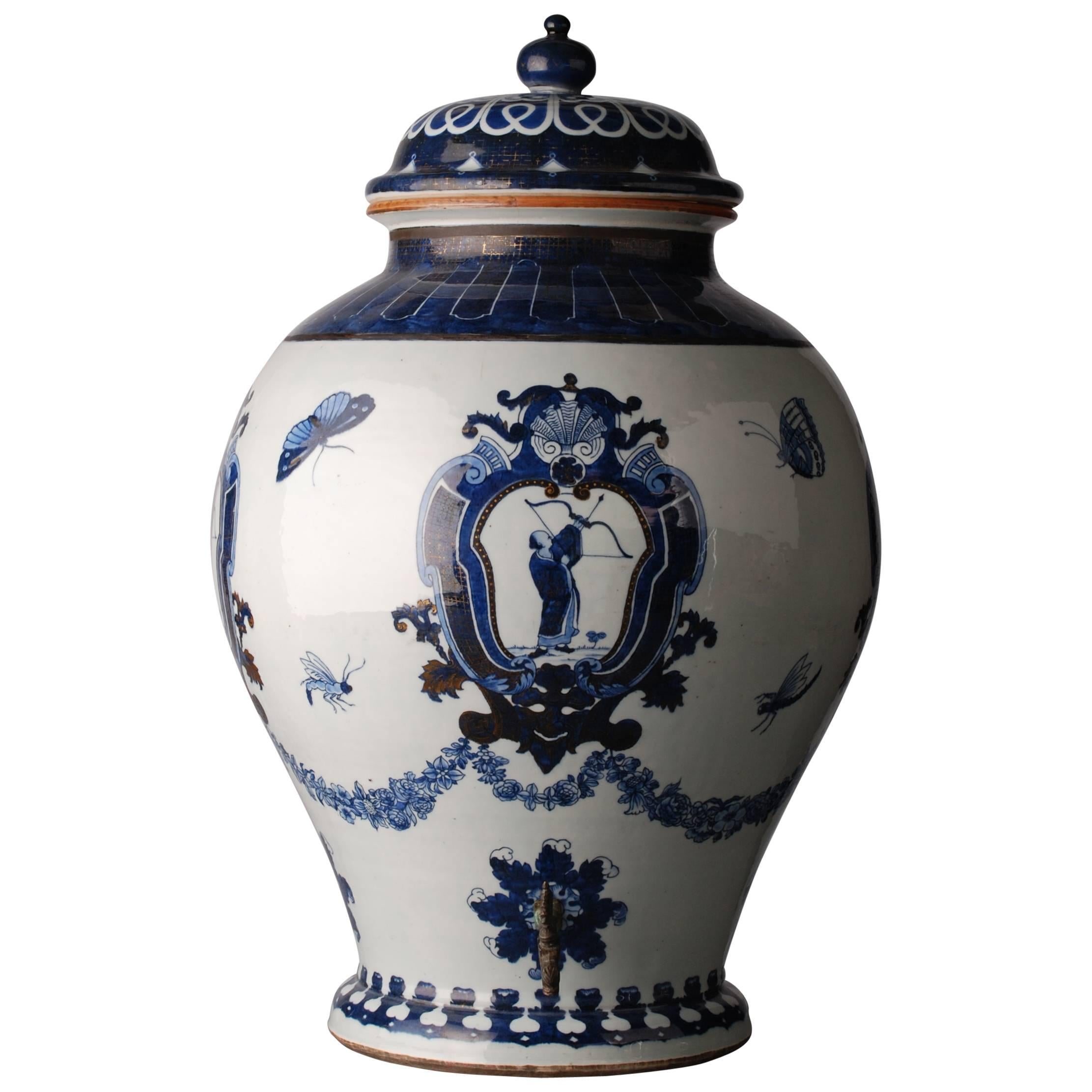 Blue and White Chinese Porcelain 'Pronk' Cistern For Sale