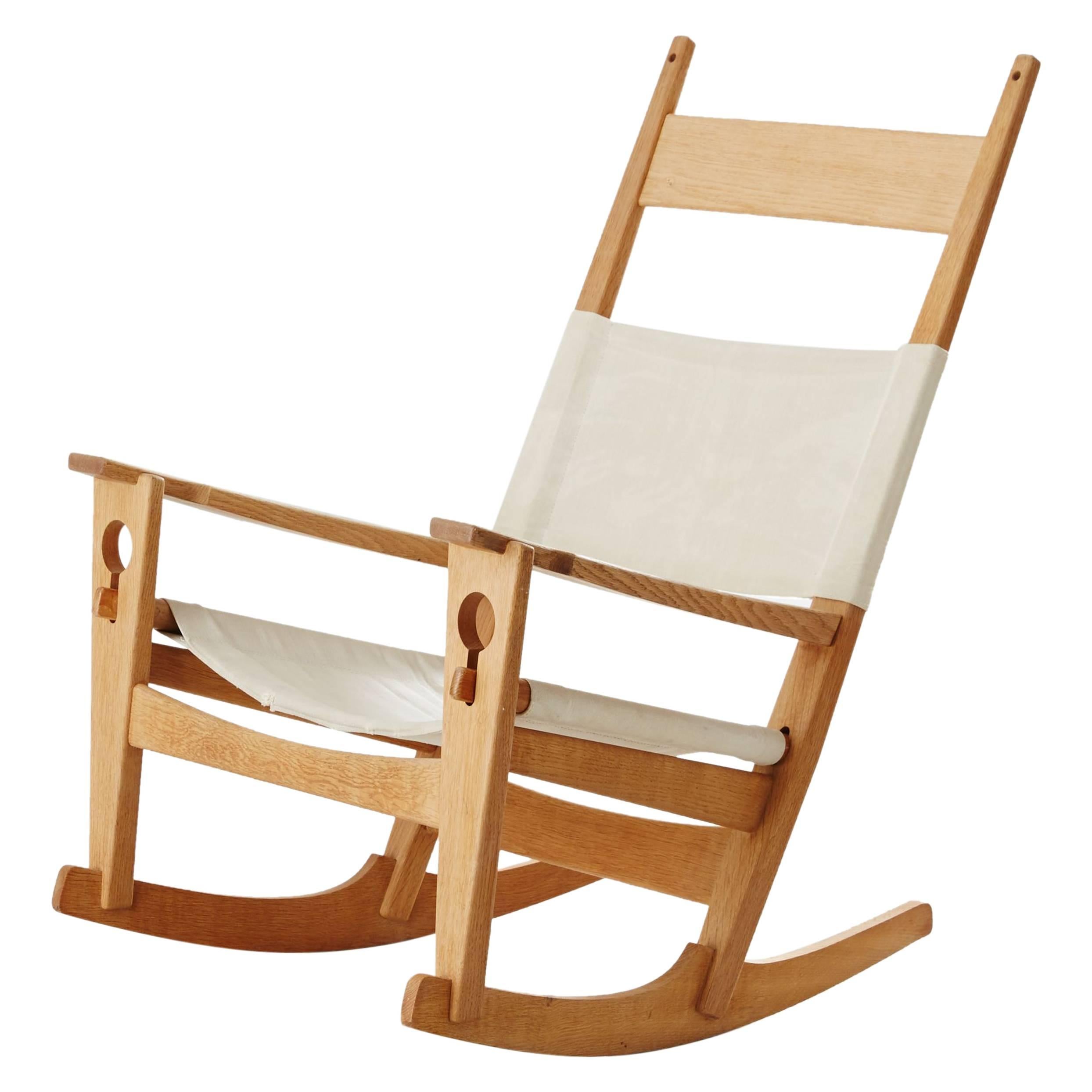 Hans J. Wegner Rocking Chair in Light Oak and Crème Canvas, Denmark, Late 1960s For Sale