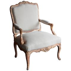 Mid-19th Century French Louis XV Style Giltwood Fauteuil Upholstered in Linen