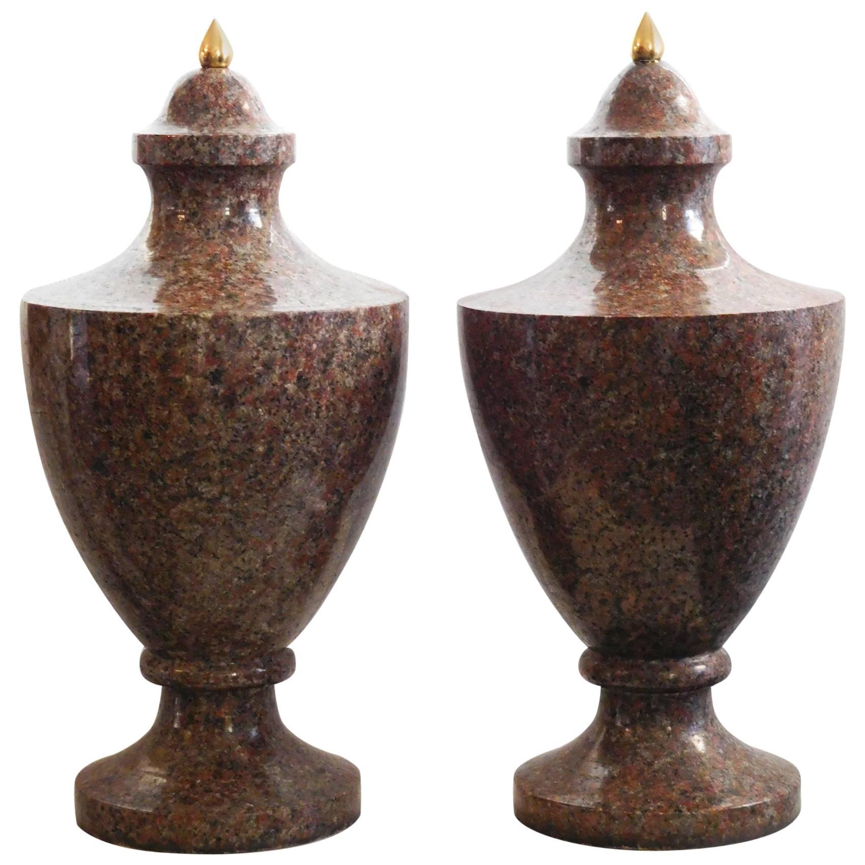 Paire d'urnes néoclassiques en granit du 19ème siècle