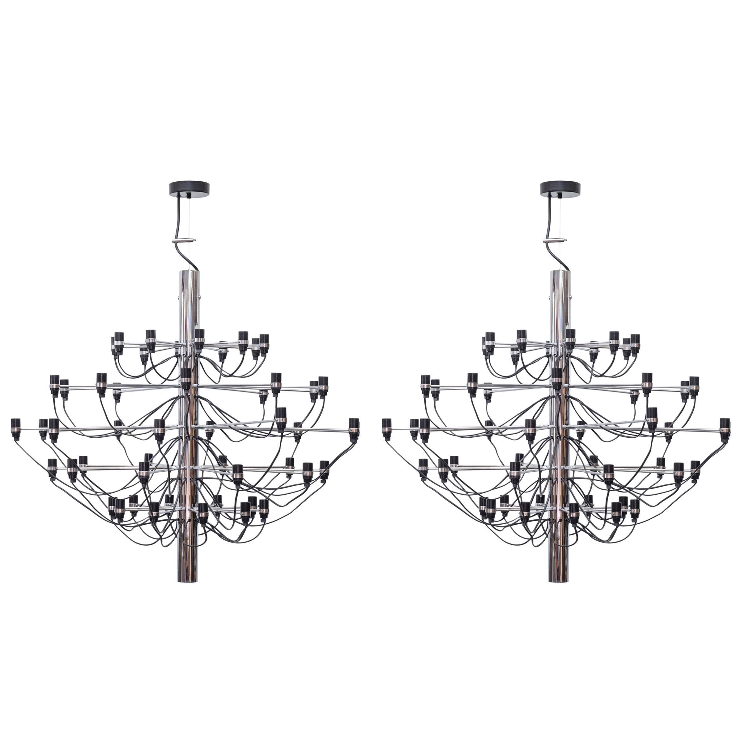 Paar Gino Sarfatti entworfene '2097' Chrom-Kronleuchter mit 50 Glühbirnen für Flos, Italien