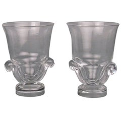 Paire de vases en verre de Steuben avec poignée en forme de rouleau:: de style moderne du milieu du siècle:: signés George Thompson