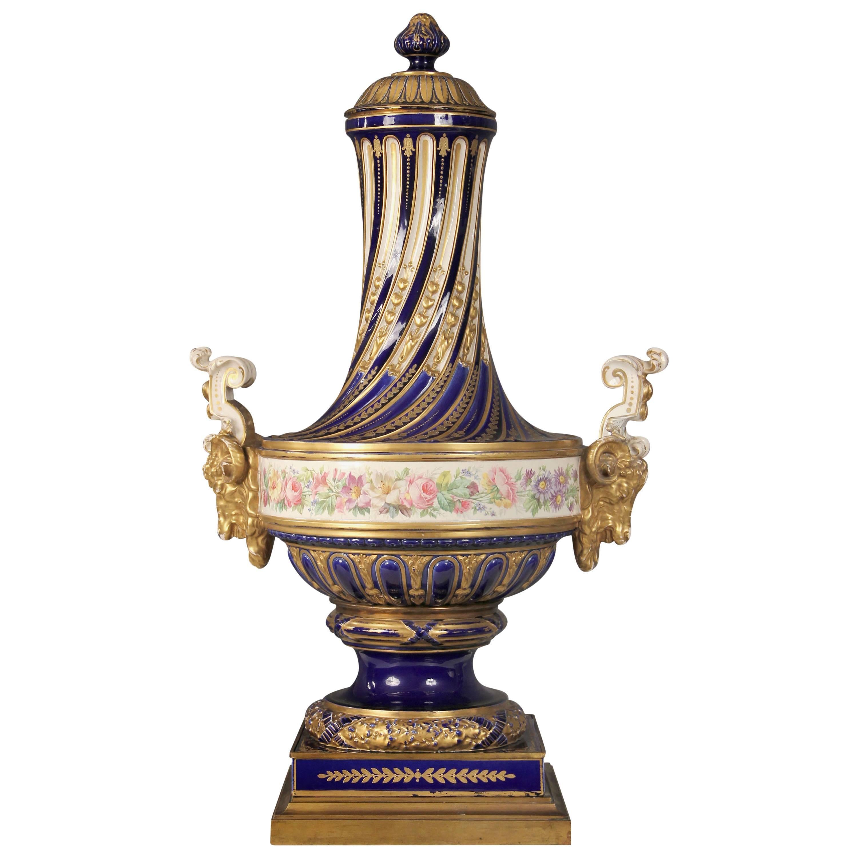 Vase en porcelaine de style Svres de la fin du XIXe siècle en vente