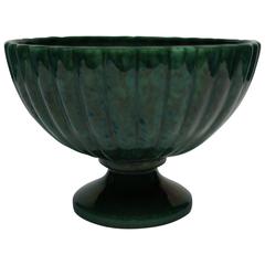 Grande urne en poterie cannelée vert chasseur Art Déco:: circa 1930s