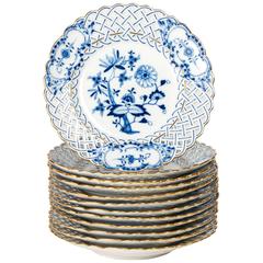 Lot de 12 assiettes réticulées Meissen à motif d'oignons bleus rares