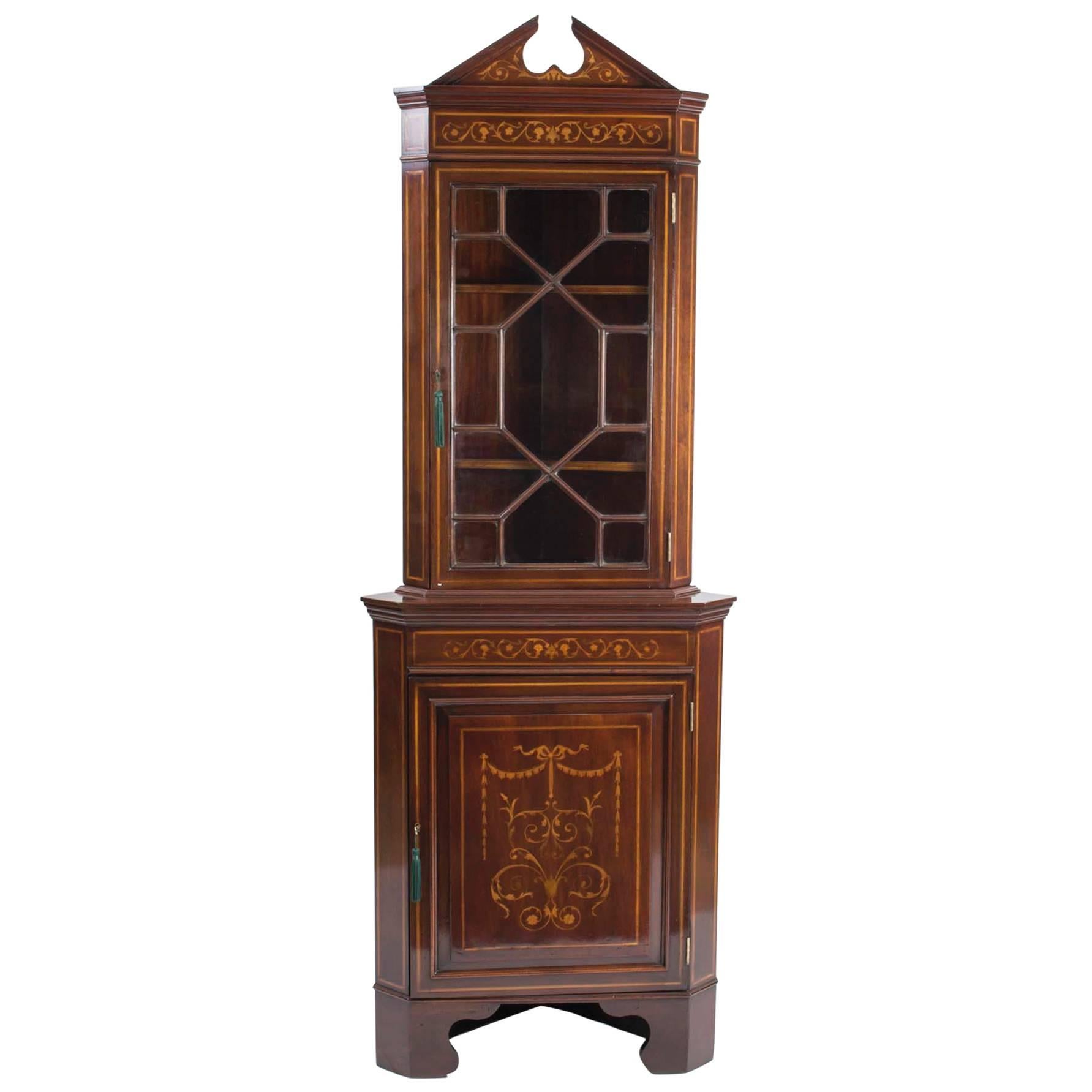 Ancienne armoire d'angle en marqueterie de la fin de l'époque victorienne 19ème siècle