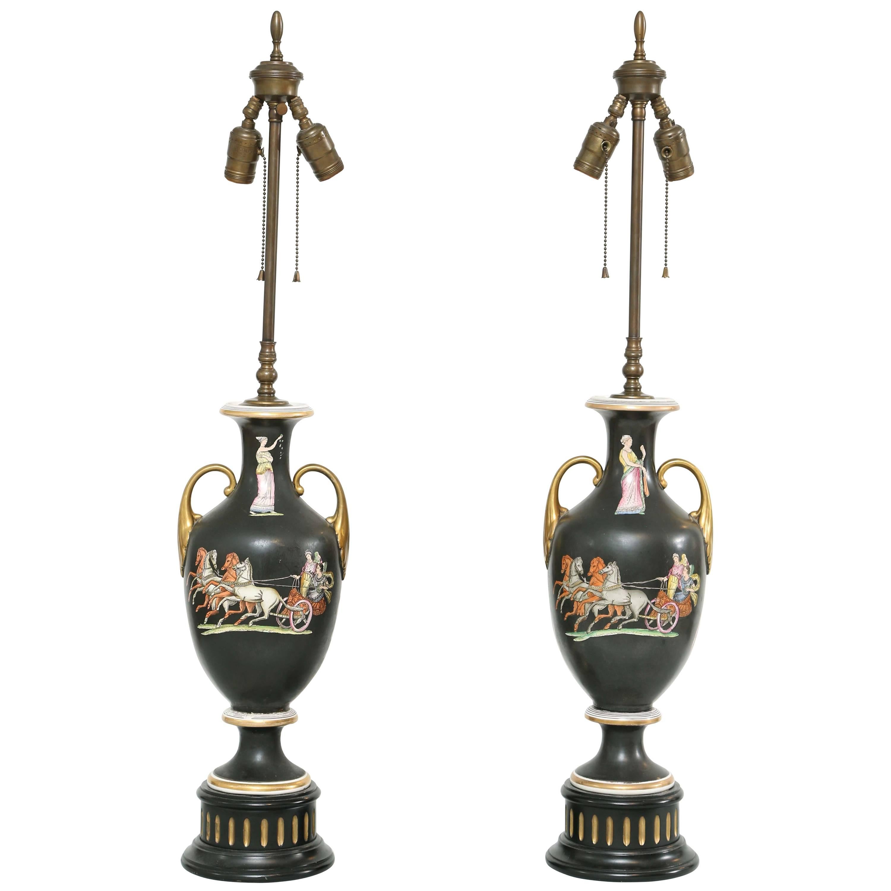 Paire de lampes classiques en forme d'urne du Staffordshire