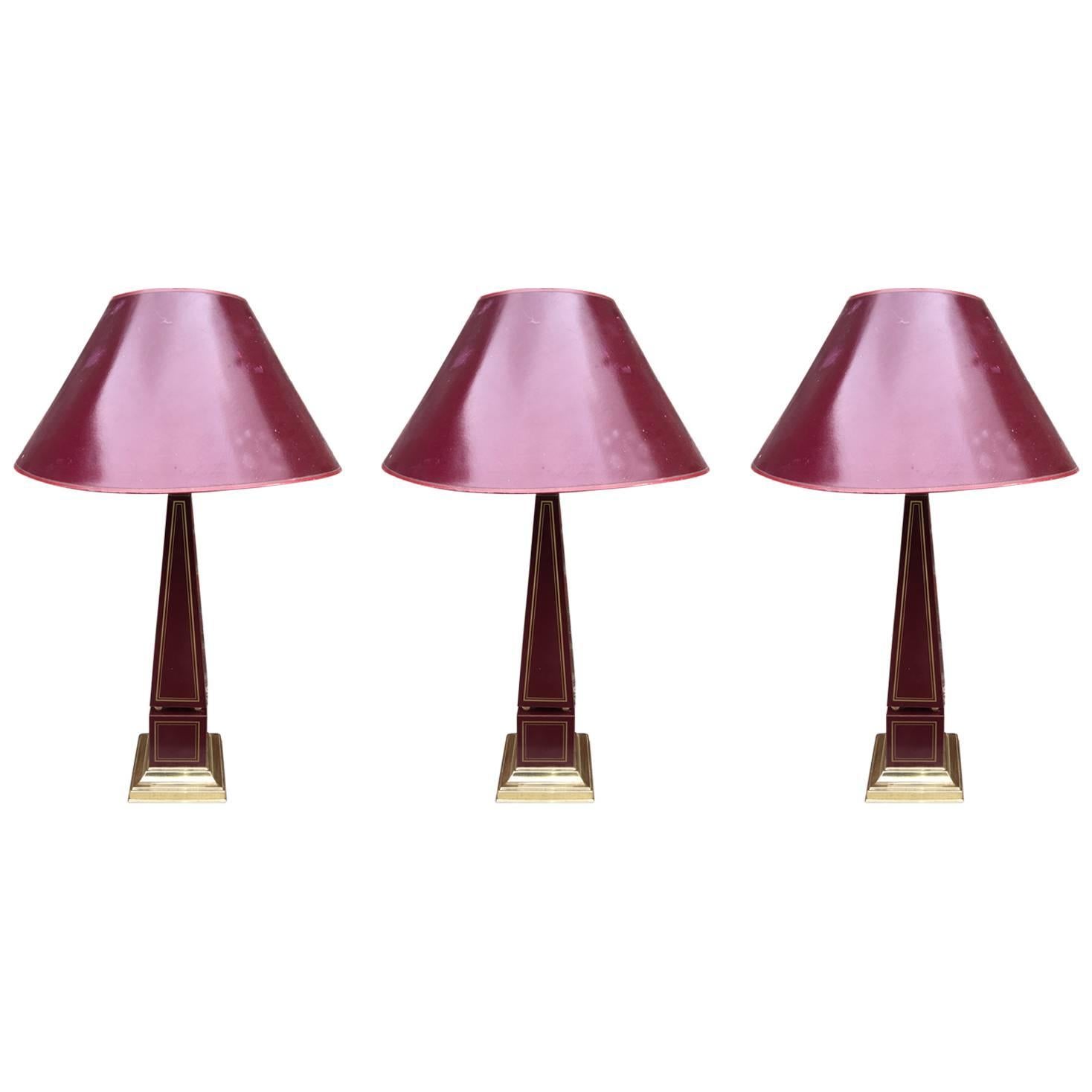 Deux lampes de table en forme d'obélisque laqué, vers 1970