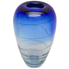 Vase en verre tourbillonnant bleu allemand inhabituel fabriqué par Deru Design
