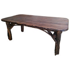 Mesa de comedor monumental de nogal del siglo XX