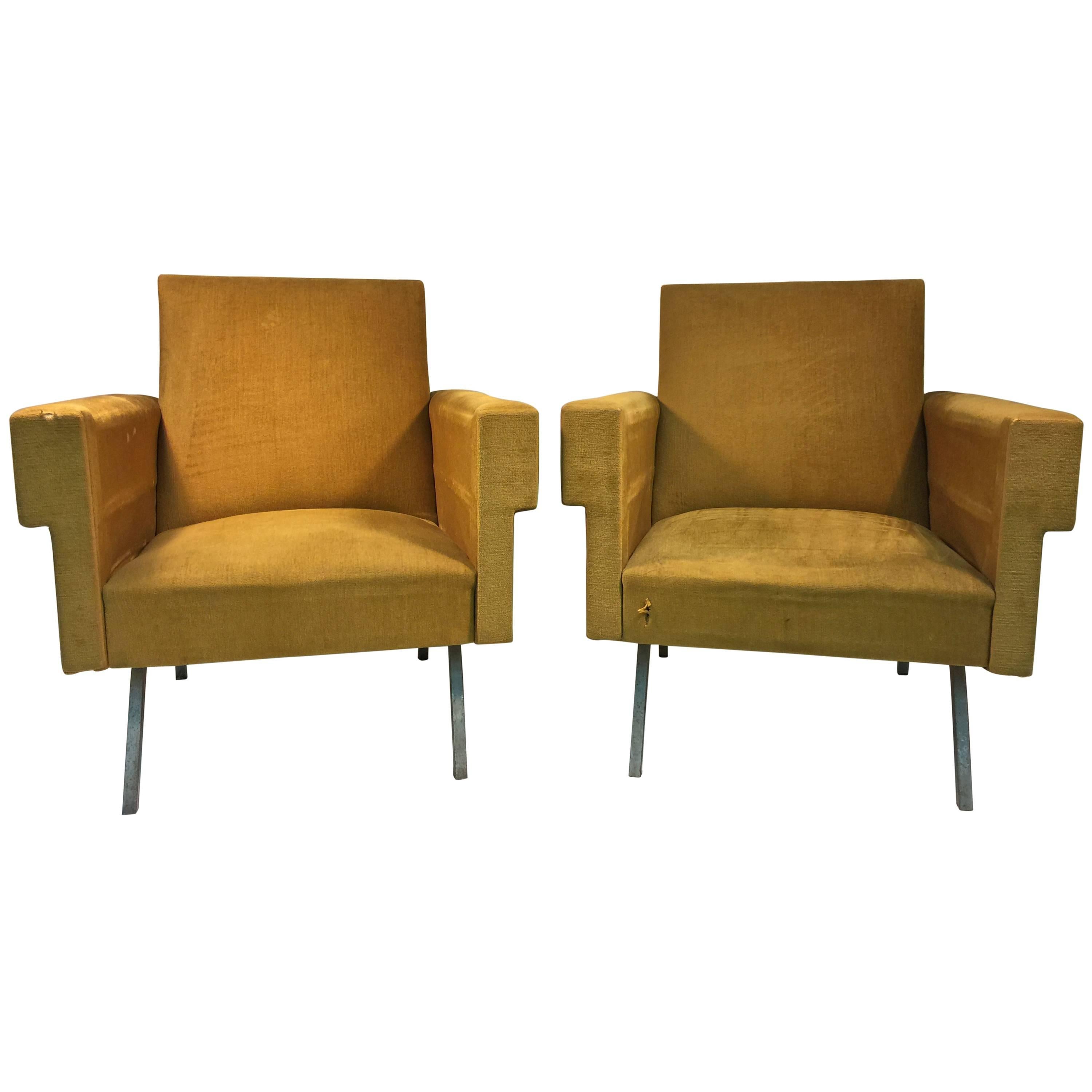 Fabulous Pair of Lounge Chairs with Distinct Arms in the Manner of Marco Zanuso For Sale