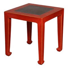Mesa auxiliar china lacada en rojo con tablero incrustado de piedra de patio antigua