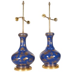 Paire de lampes chinoises bleu Poudre en porcelaine et décorées de dorures