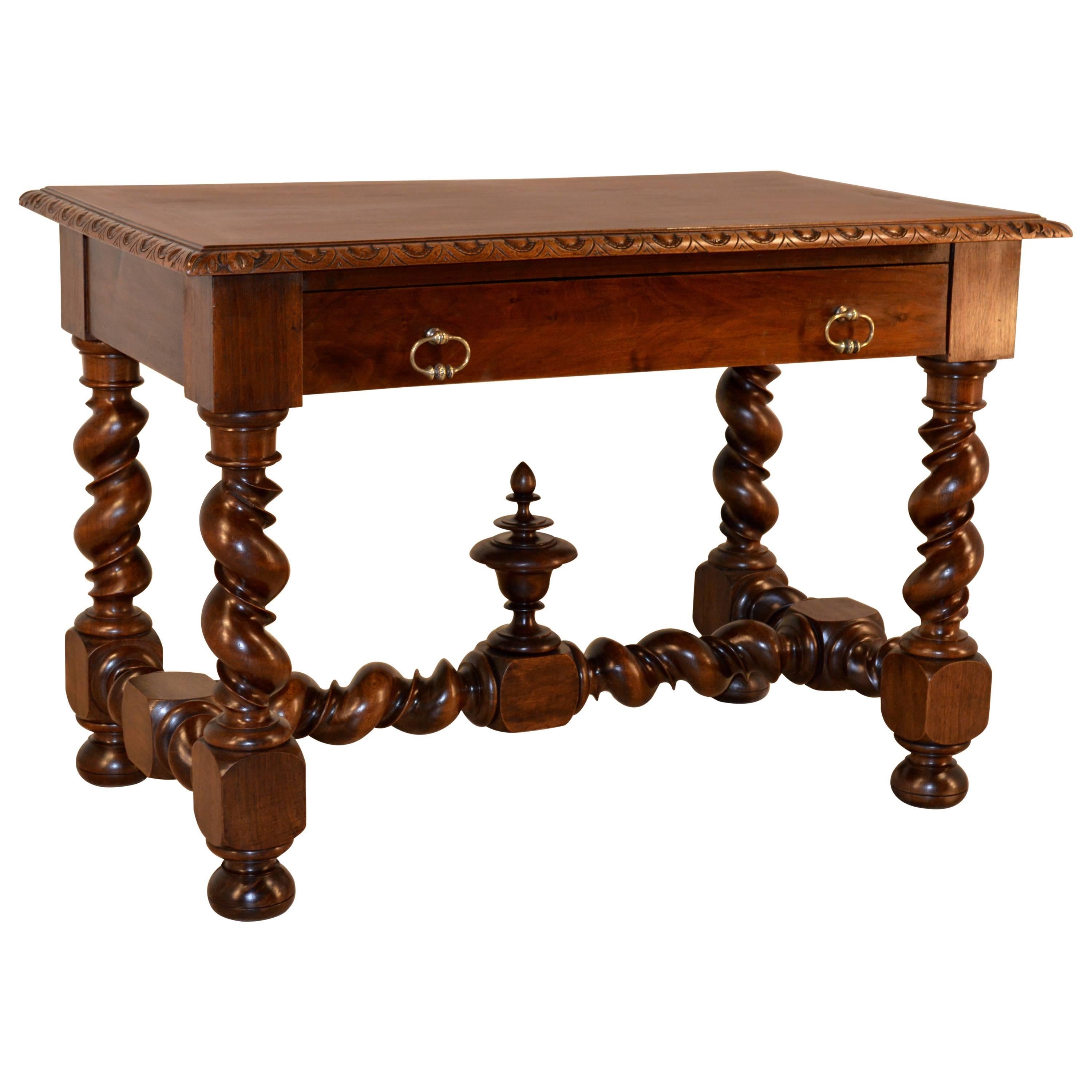 Table en noyer du XIXe siècle avec pieds torsadés en forme de vigne