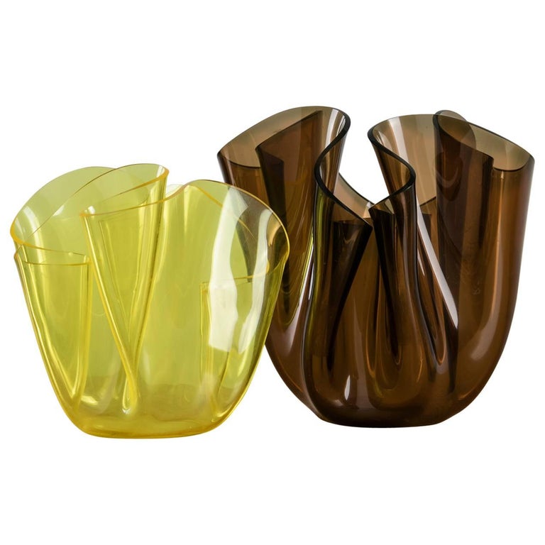 Paire de vases en plexiglas Cartoccio de Guzzini En vente sur 1stDibs