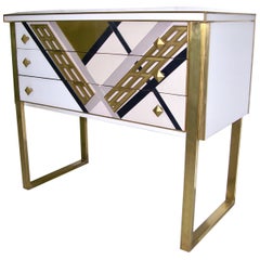 Cassapanca o credenza italiana del 1990, unica, bianca, nera e oro, con gambe in ottone