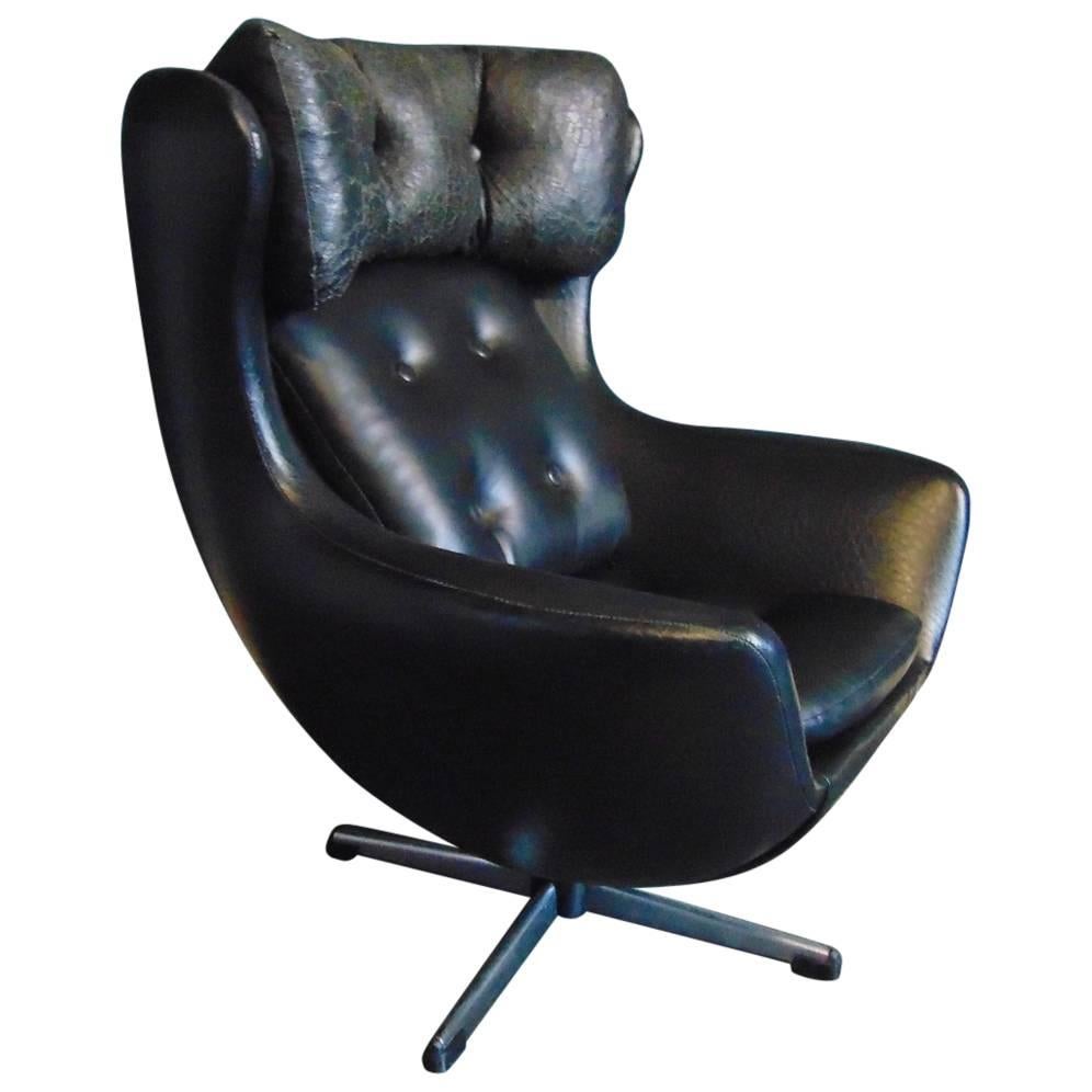 Vintage Swivel Egg Arne Jacobsen Childs Chair in Black Vinyl For Sale