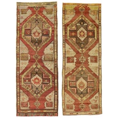 Paire de tapis de couloir vintage turcs Oushak de style moderne du milieu du siècle dernier