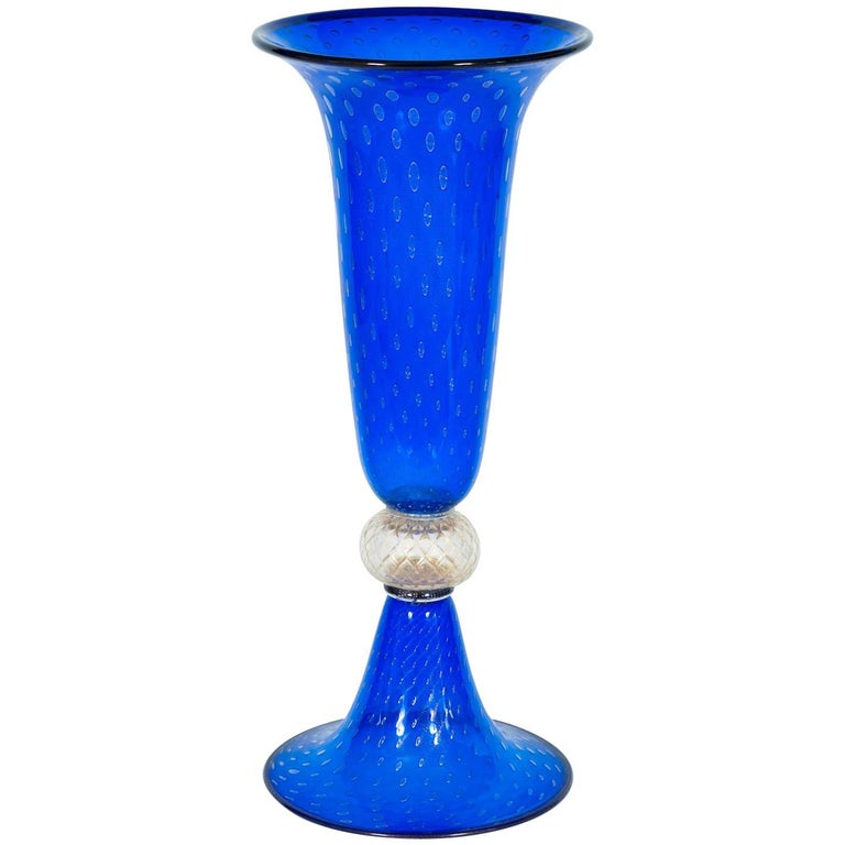 Vase en verre géant en verre de Murano de couleur bleue et finitions  dorées, Italie, années 1950 - En vente sur 1stDibs