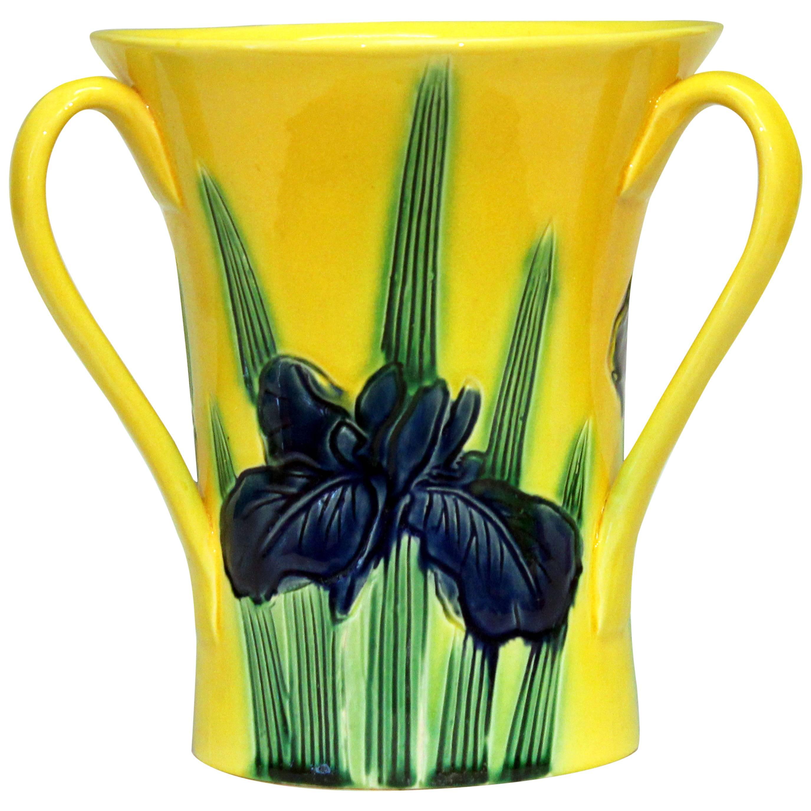 Vase de coupe ancien en poterie Awaji Incised Iris Friendship en vente