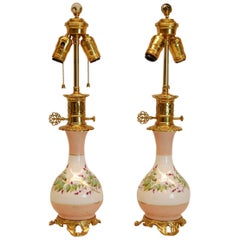 Paar handbemalte französische oder englische Öllampen aus Porzellan aus der Mitte des 19. Jahrhunderts