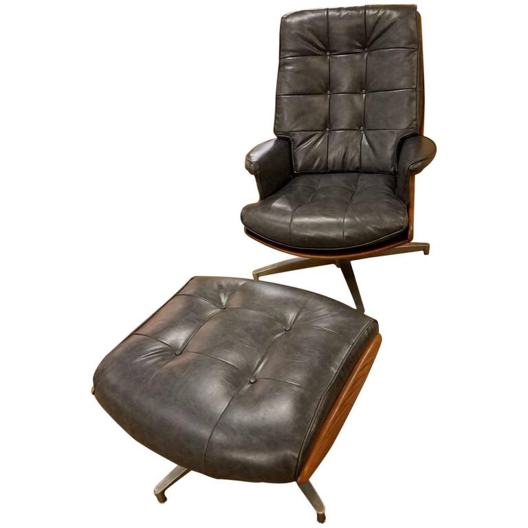 HeywoodWakefield Swivel Lounge Chair with Ottoman For Sale at 1stDibs