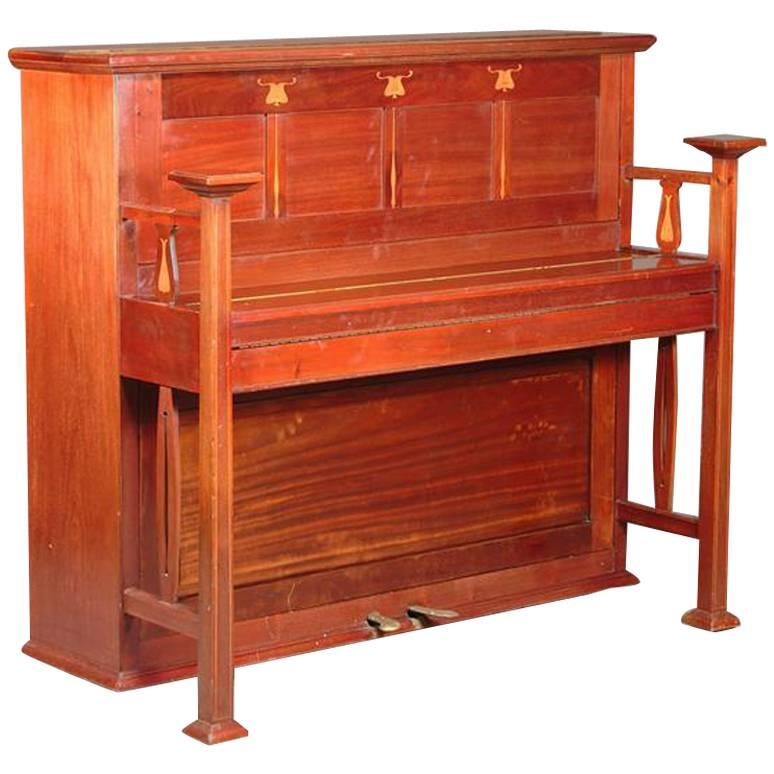 G M. I-One, attri. Piano en noyer et marqueterie Arts & Crafts fabriqué par J Brinsmead