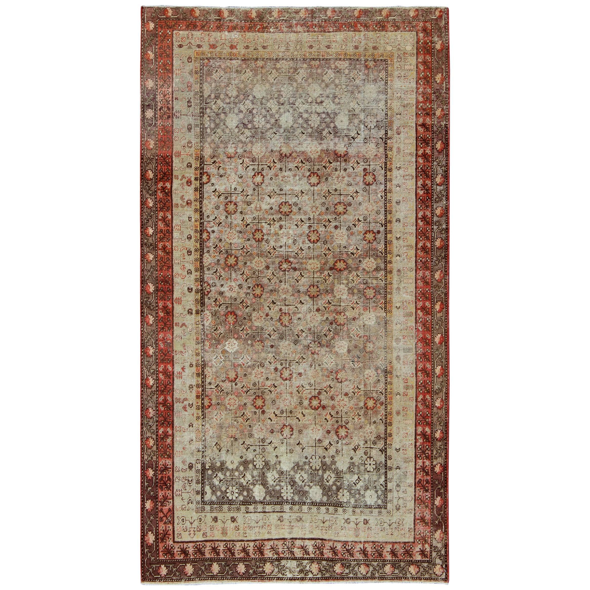 Magnifique tapis Khotan ancien avec un motif floral sub géométrique complexe sur toute sa surface